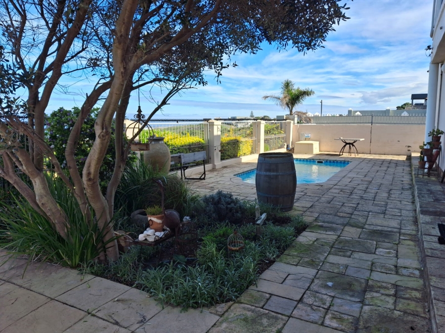 5 Bedroom Property for Sale in Sandbaai Western Cape